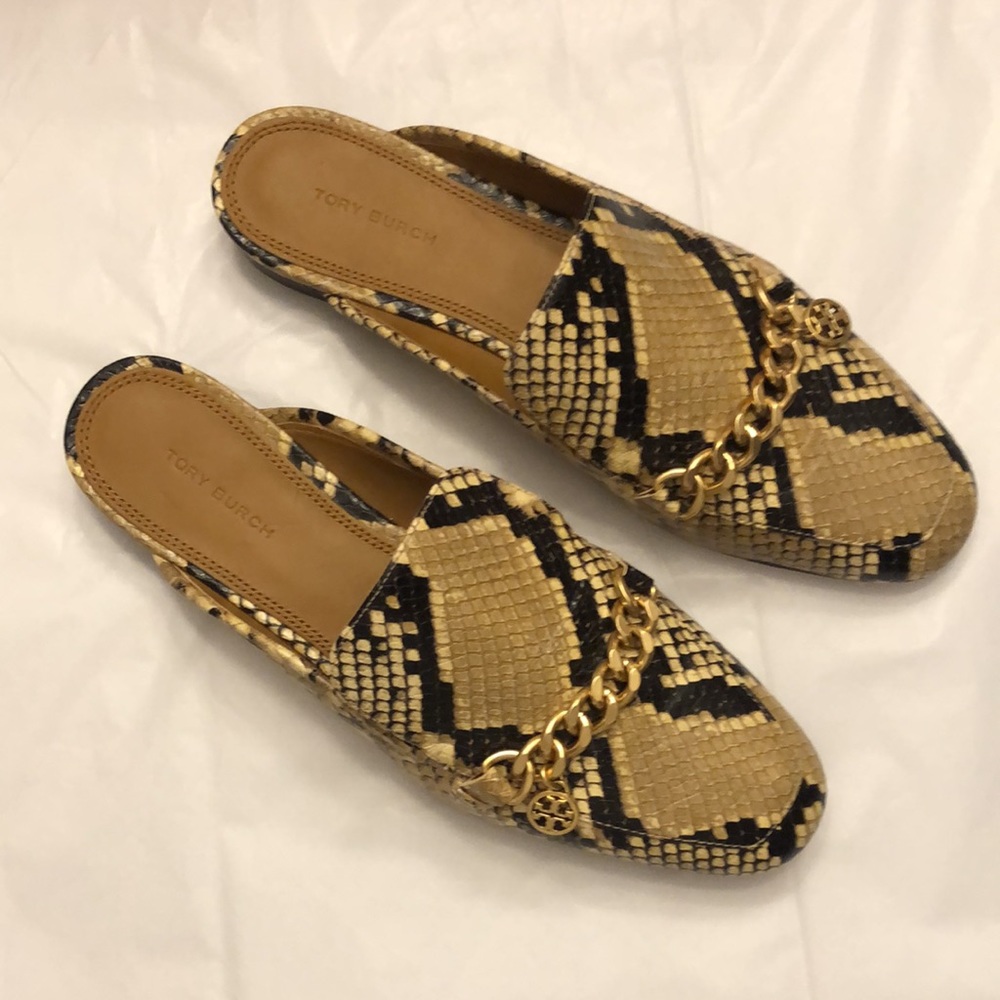 Tory Burch Mini Benton Loafer Slide w/Charm in Sand Drift Embossed. Size 7.5.